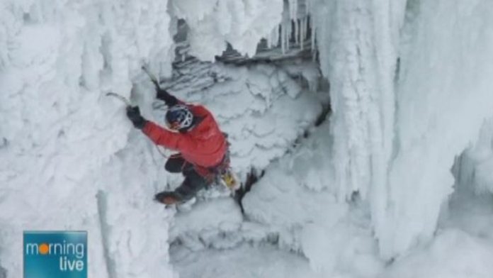 niagara falls ice climber