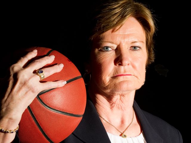 Legendary Tennessee coach Pat Summitt dies at 64